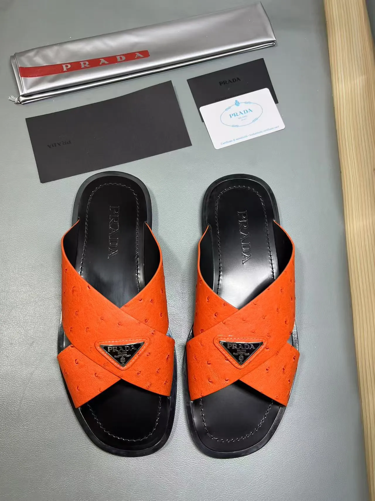 340💰PRADA Prada’s latest slippers are synchronized with the official website. This slipper is made of the brand’s unique and iconic Saffiano leather. The brand logo jumps out from the double straps, and the brand style is clearly visible. Cowhide gives men elegant charm and functional design, making it an ideal choice for vacation and leisure. Size:38-45